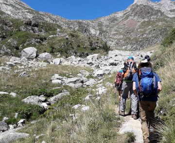 Groupe de randonneurs sur un chemin avec leur guide entre l'Aneto et le pic d'Estats