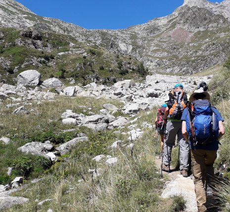 Groupe de randonneurs sur un chemin avec leur guide entre l'Aneto et le pic d'Estats