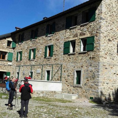 Randonneurs devant le refuge du Cortalets dans le massif du Canigou