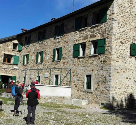 METADATA-START Randonneurs devant le refuge du Cortalets dans le massif du Canigou