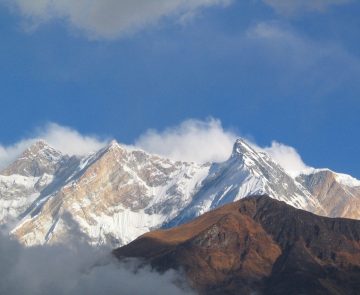 Paysage de montagne avec ses sommets enneigés sur le massif de l'Anapurna