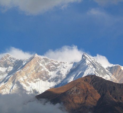 Paysage de montagne avec ses sommets enneigés sur le massif de l'Anapurna