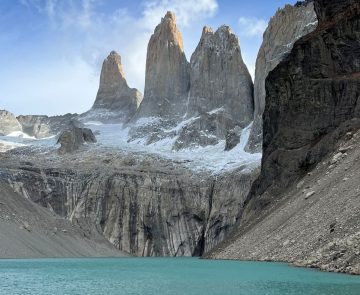 Vue emblématique sur les trois tours du parc Torres del Paine.