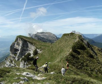 Groupe de randonnée sur un sentier, sur un sommet, avec vue sur des vallées