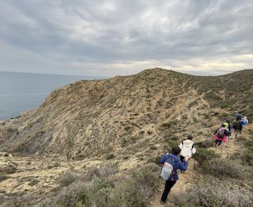 Groupe de randonneurs sur un sentier de randonnée proche de Banyuls