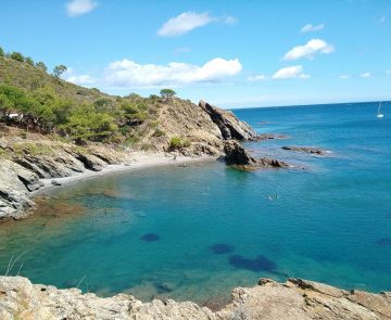 Paysage de bord de mer, dans une crique, à côté du village de banyuls, dans les Pyrénées orientales