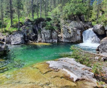 cascade-randonnee-cauteret-liberte Paysage de montagne avec une cascade et un petit lac de montagne