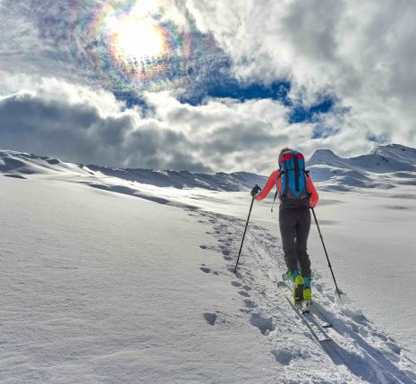 choisir_raquette_neige_montagne Randonneur en raquette en montagne