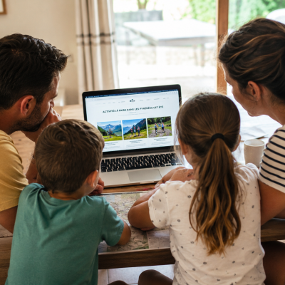 Famille en train de chercher des idées pour leurs vacances dans les Pyrénées