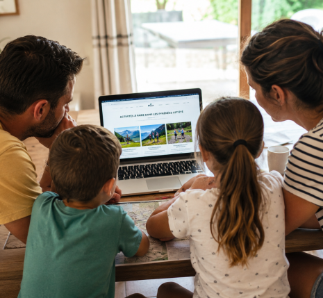 Famille en train de chercher des idées pour leurs vacances dans les Pyrénées