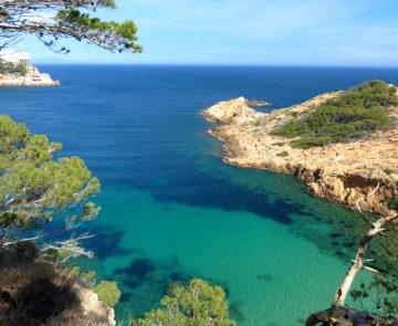 Paysage Costa Brava en bord de mer observé depuis les reliefs lors d'un séjour de randonnée en liberté et en semi-intérim