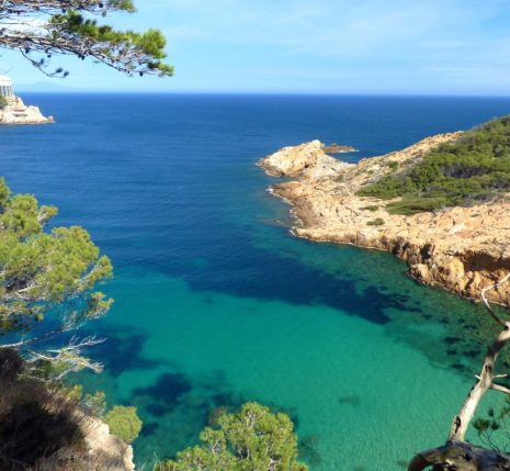 Paysage Costa Brava en bord de mer observé depuis les reliefs lors d'un séjour de randonnée en liberté et en semi-intérim