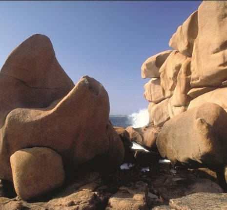 Paysage côtier sur la côte de granit rose en Bretagne avec de gros rochers et en fond l'océan