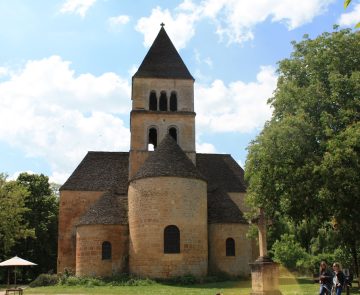 Paysage d'un monument religieux en Dordogne encadré de végétation