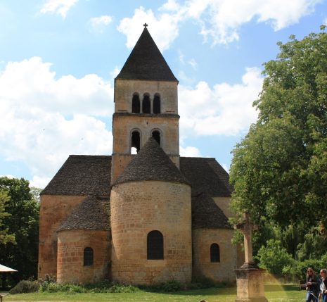 Paysage d'un monument religieux en Dordogne encadré de végétation