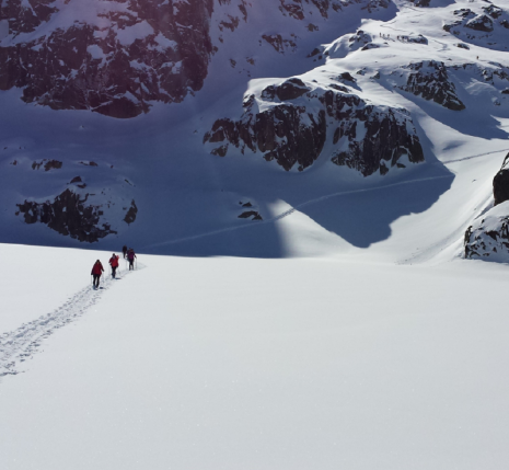 Groupe de randonneurs sur un sentier de randonnée tracé à travers la neige dans les encantats