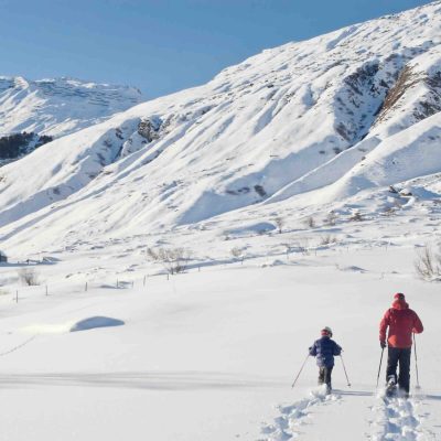 Famille en raquette dans les Pyrénées en France