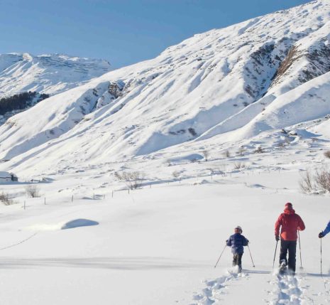 Famille en raquette dans les Pyrénées Famille en raquette dans les Pyrénées en France