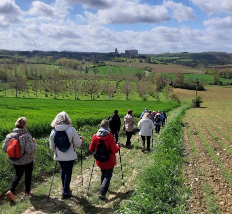 Groupe de randonneurs avec leur guide sur un sentier de randonnée dans le Gers
