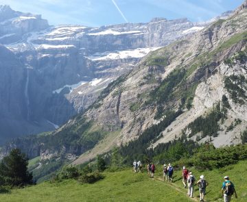 groupe de randonneurs sur un sentier s'avançant avec leur guide vers la cascade du cirque de Gavarnie