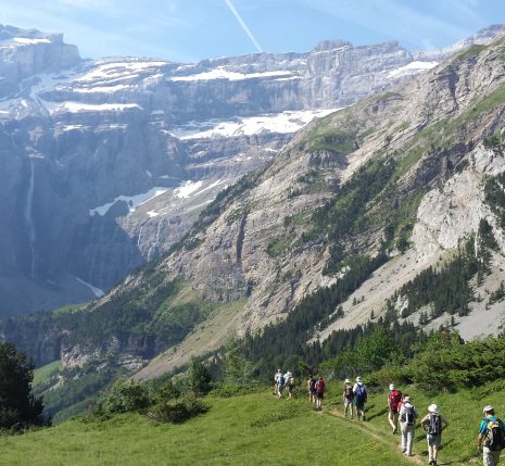 groupe de randonneurs sur un sentier s'avançant avec leur guide vers la cascade du cirque de Gavarnie
