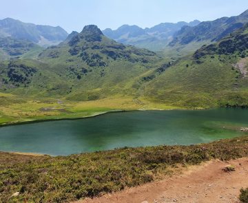 Paysage montagnard avec des sommets ainsi qu'un lac et des sommets en arrière-plan