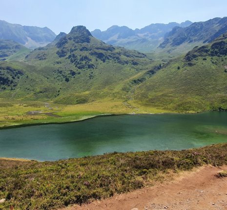 Paysage montagnard avec des sommets ainsi qu'un lac et des sommets en arrière-plan