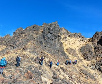 Groupe de randonneurs avec leurs guides sur des sentiers à flanc de montagne en Équateur