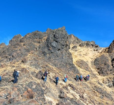 Groupe de randonneurs avec leurs guides sur des sentiers à flanc de montagne en Équateur