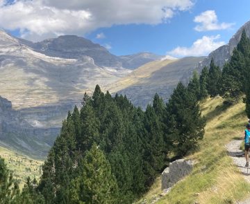 Groupe de randonneurs sur un sentier dans le secteur d'Ordesa avec leur guide