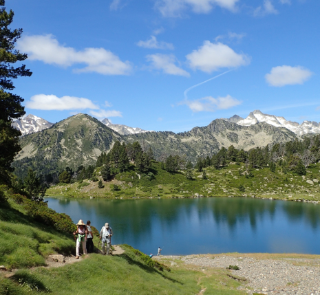 Groupe de randonneurs au bord d'un lac de montagne sur un sentier