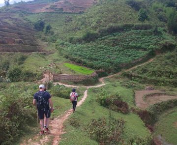 groupe de randonneurs sur un sentier au Vietnam avec leur guide
