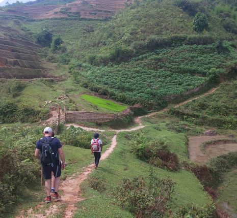 groupe de randonneurs sur un sentier au Vietnam avec leur guide