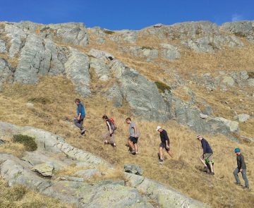 haut-verdon-retrouvance-randonnee Groupe de randonneurs sur un sentier avec leur guide dans le haut Verdon entouré d'un paysage montagnard