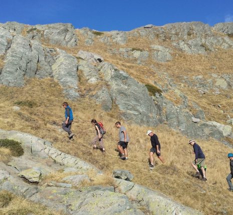 Groupe de randonneurs sur un sentier avec leur guide dans le haut Verdon entouré d'un paysage montagnard