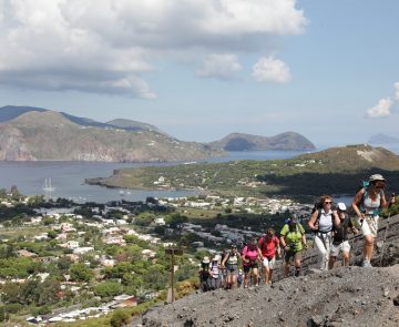 Groupe de randonneurs sur un sentier en train de découvrir les îles éoliennes