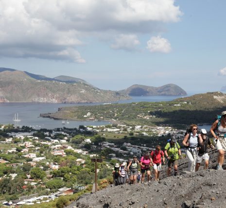 Groupe de randonneurs sur un sentier en train de découvrir les îles éoliennes