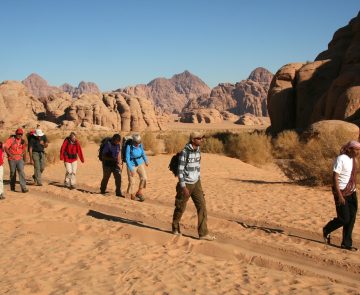 Groupe de randonneurs sur un sentier dans le désert du Wadi Rum