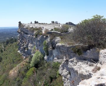 Paysage de montagne en Provence sur une falaise qui donne sur une vallée pleine de végétation