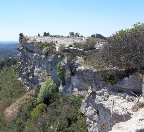 Paysage de montagne en Provence sur une falaise qui donne sur une vallée pleine de végétation