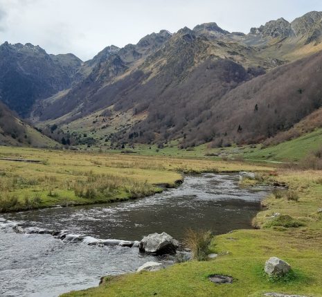 Paysage montagnard entre lescun et cauteret avec un cours d'eau au sein d'une vallée encadrée de sommets