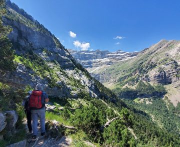 groupe de randonneurs sur un sentier à flanc de montagne dans le cirque de Gavarnie