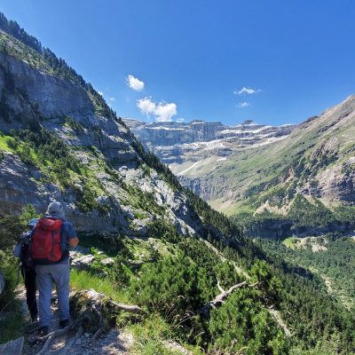 groupe de randonneurs sur un sentier à flanc de montagne dans le cirque de Gavarnie