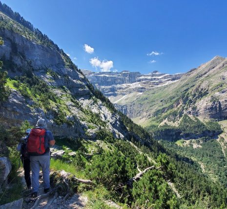 groupe de randonneurs sur un sentier à flanc de montagne dans le cirque de Gavarnie