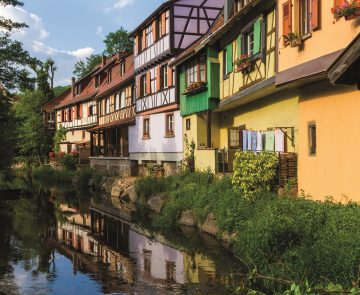 Ville d'Alsace avec des maisons caractéristiques de différentes couleurs à colombage