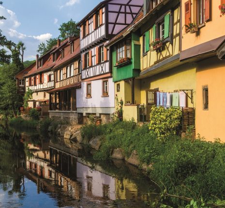 Ville d'Alsace avec des maisons caractéristiques de différentes couleurs à colombage