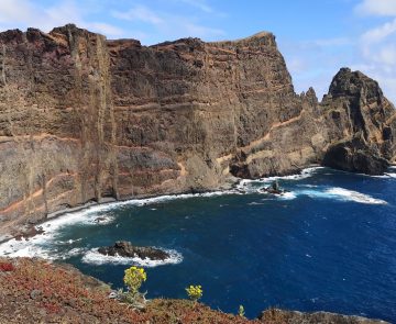 Paysage de Madère avec un bord d'océan où les sommets se jettent dans l'océan