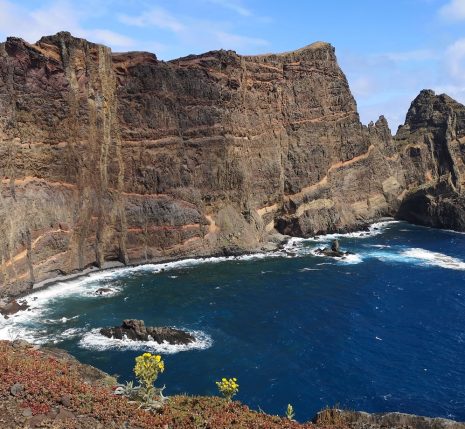 Paysage de Madère avec un bord d'océan où les sommets se jettent dans l'océan