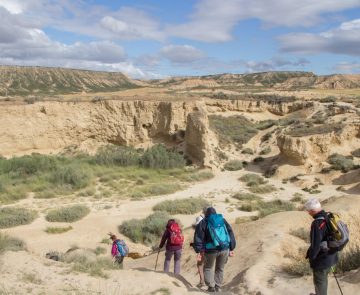 Groupe de randonneurs dans le désert des Bardenas