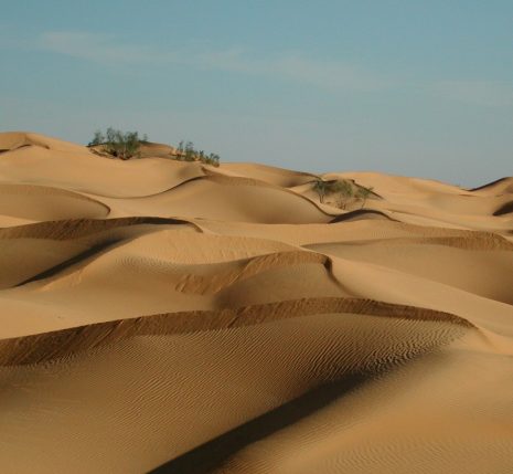 paysage de dunes au Maroc avec un ciel bleu